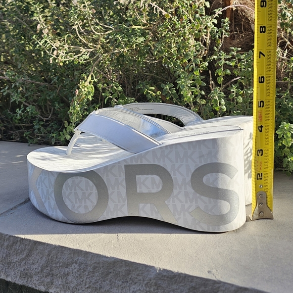 Platform Thong Sandals - Picture 4 of 7